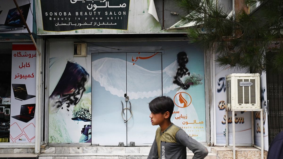 Talibán znovu utahuje šrouby, ženám vrací zákaz z doby před svržením
